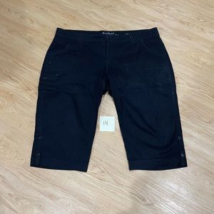 Gloria Vanderbilt Black Capri’s Size: 24W
